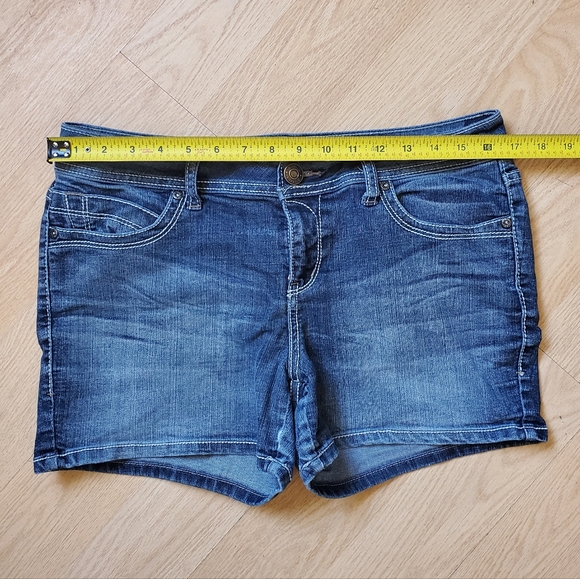 A.n.a Denim Jean Shorts, Size 10 - Picture 5 of 6